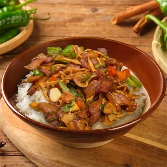 新品- 糯米筍炒腊肉盖码饭 NEW- Premium Bamboo Fry Preserver Pork GAIMA Rice Bowl (Spicy)